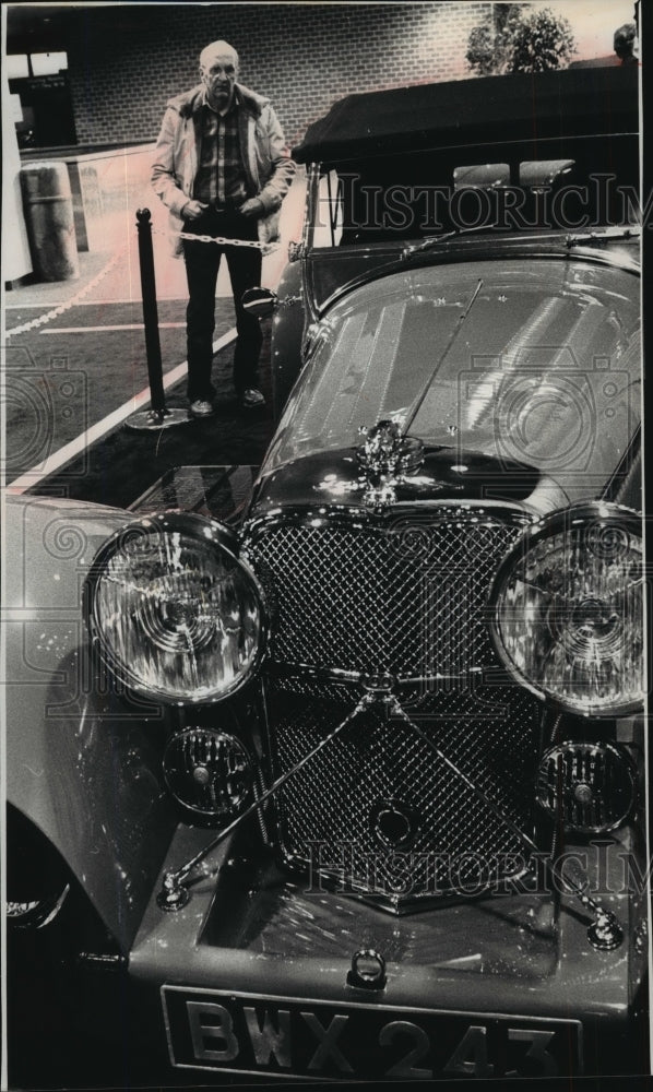 1989 Press Photo Roger Merker At The Greater Milwaukee Auto Show At MECCA- Historic Images