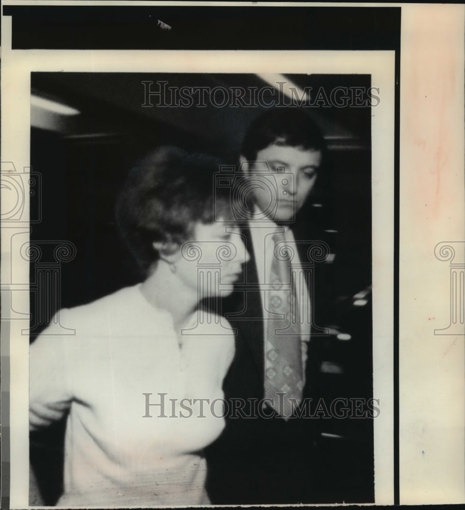 1975 Press Photo Emily Harris Walked With An Officer After Her Capture- Historic Images