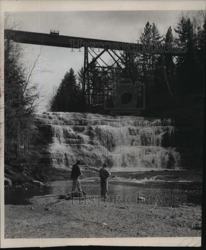 1987 Press Photo Fishermen at Agate Falls on the Ontonagon River in Michigan- Historic Images