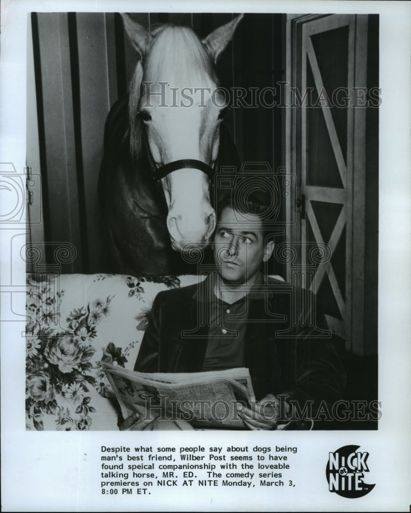 1987 Press Photo Wilber poses with co-star, Mr. E, talking comedy horse- Historic Images