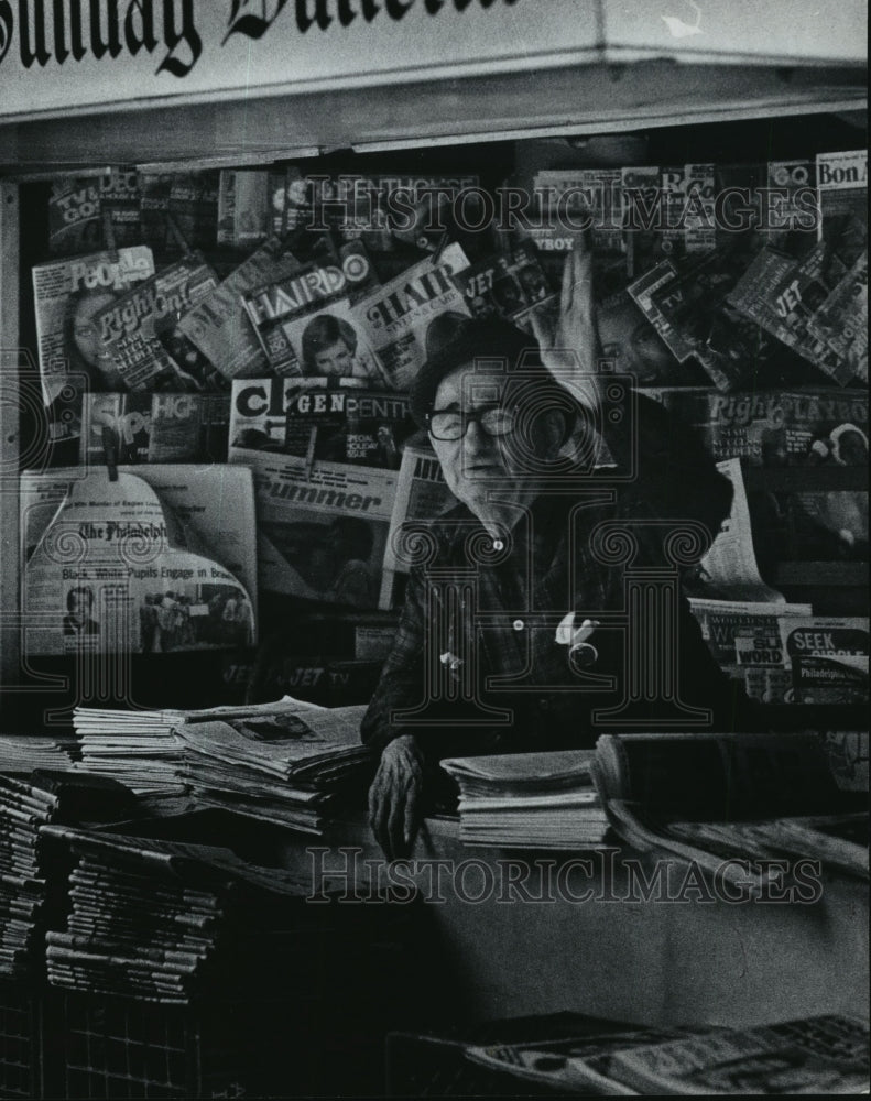 1977 Press Photo Man selling newspapers at The Gallery Market East, Philadelphia- Historic Images