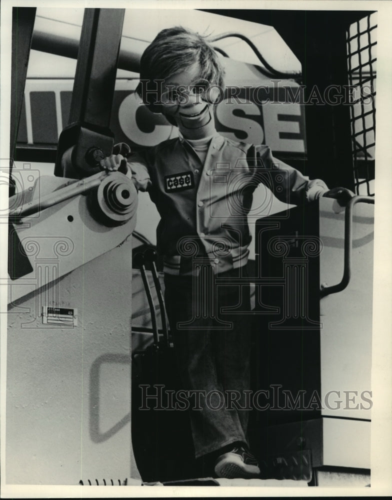 1985 Press Photo A Dale Brown dummy dressed for work in Waukesha, Wisconsin- Historic Images