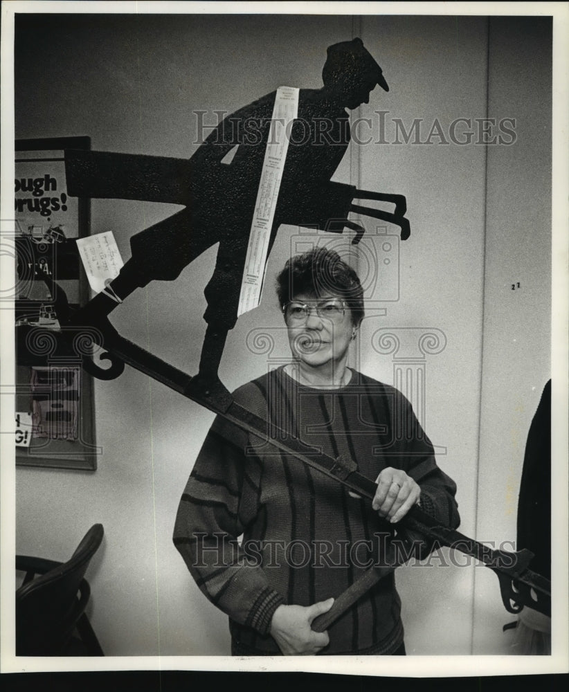 1989 Press Photo Vi Peters holds antique weather vane from Brown Deer Park - Historic Images