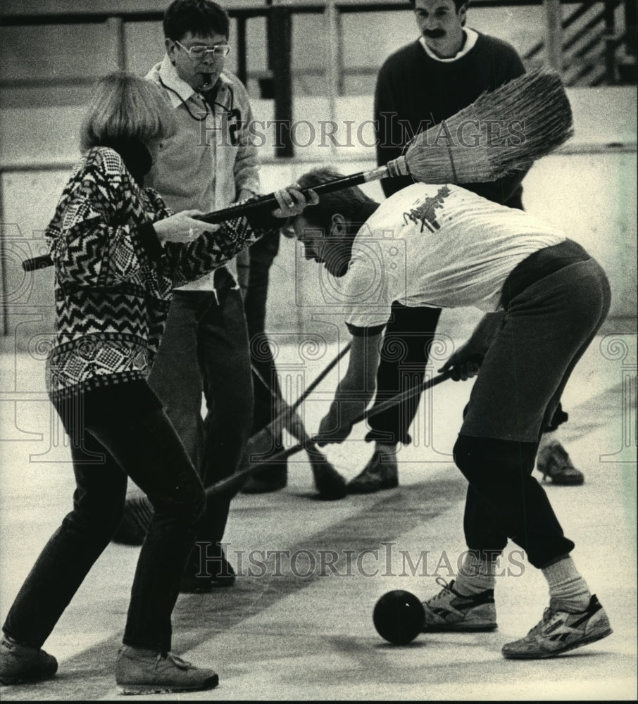 1988 Press Photo The new sport broomball being played at Wilson Park Recreation- Historic Images