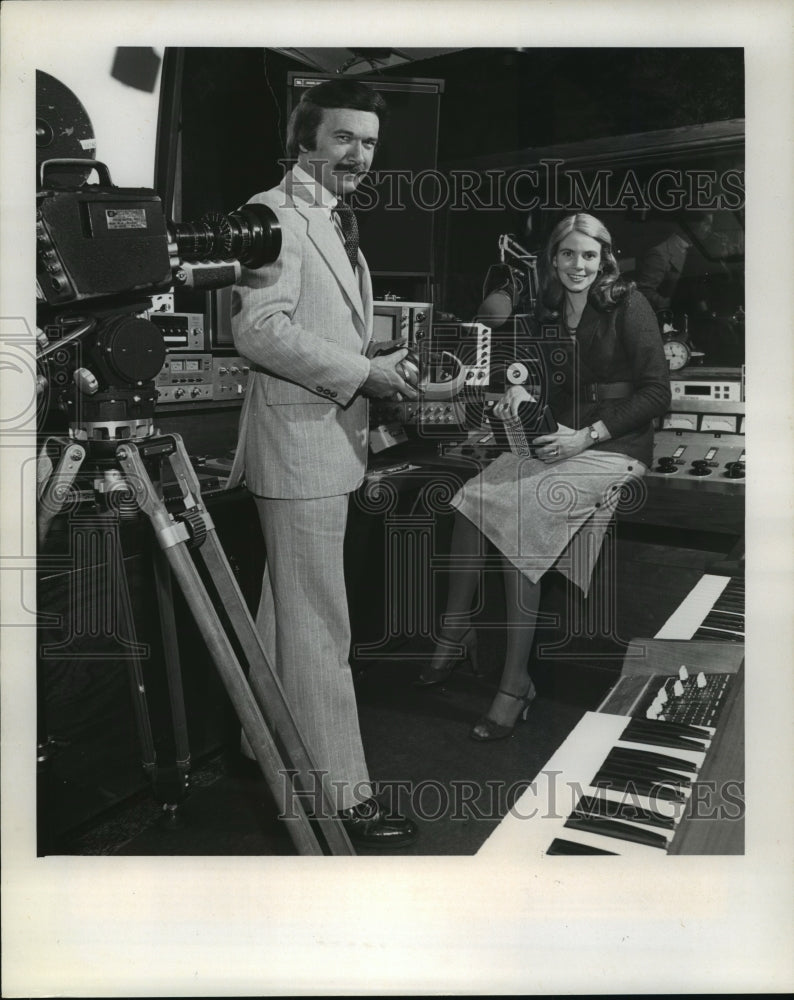 1960 Press Photo Edward R. Buchholz and his wife Colleen of Edwards-Commo Net- Historic Images