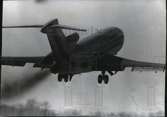 1971 Press Photo Plane Showing Demonstrating Use of New Smokeless Twin Engines- Historic Images