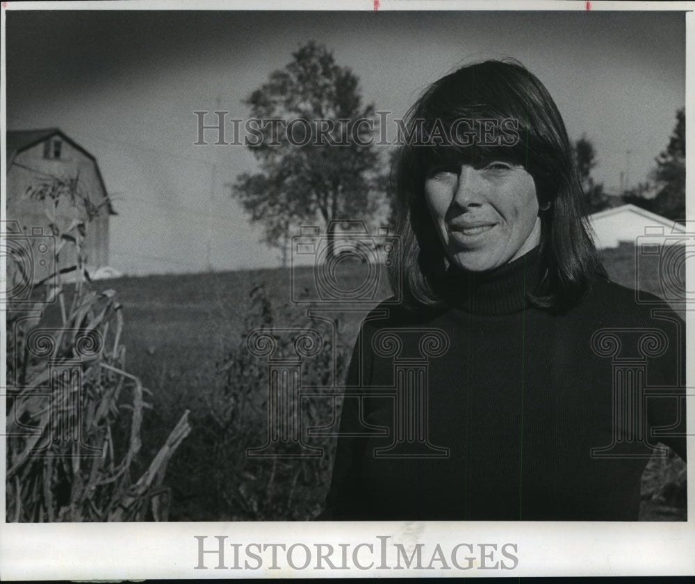 1977 Press Photo Mary Gale Budzisz objects to power plant near her home- Historic Images