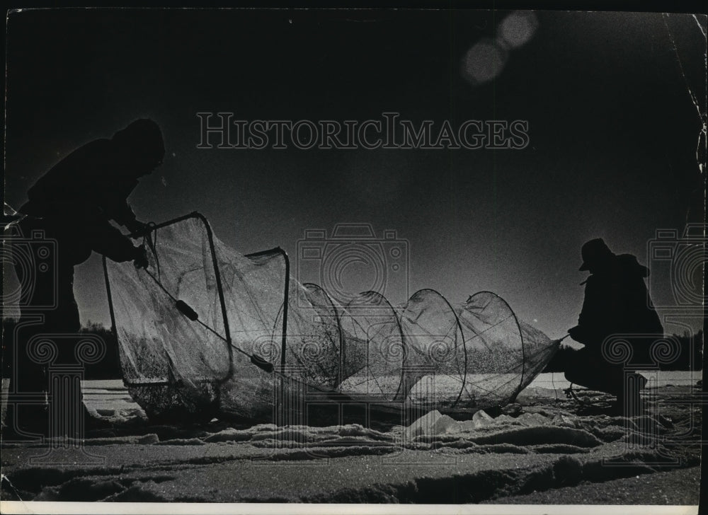 1978 Press Photo DNR employees Rigged Fyke Net to Capture the Burbot Under Ice- Historic Images