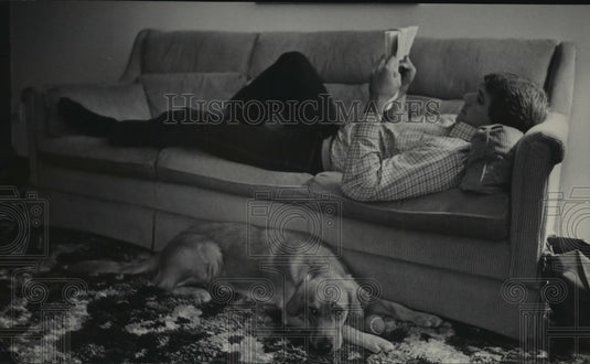 1983 Press Photo John Anderson of the Green Bay Packers and His Dog, Chelsea- Historic Images