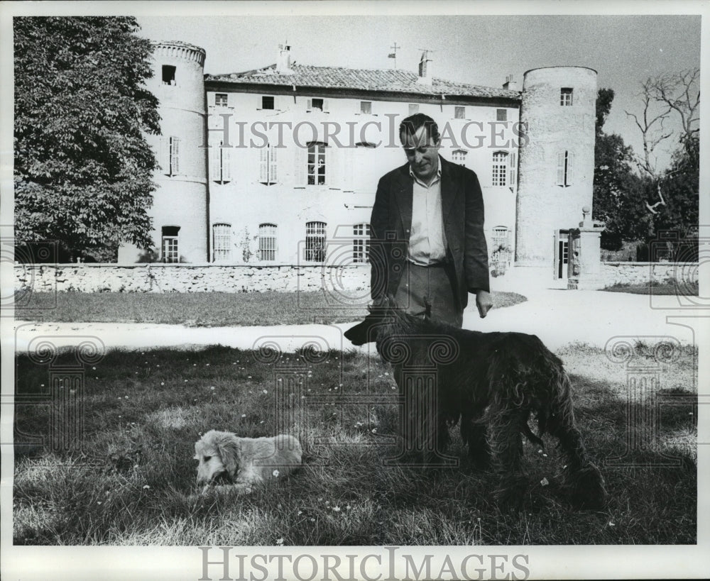 1962 Press Photo French painter Bernard Buffet with dogs near France farmhouse- Historic Images