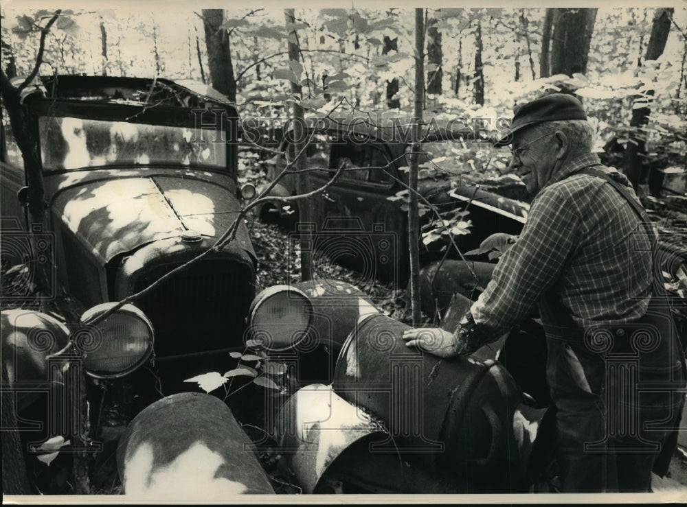 1988 Press Photo Cloyce Webster Inspects One of the &quot;Treasures&quot; on his Estate- Historic Images