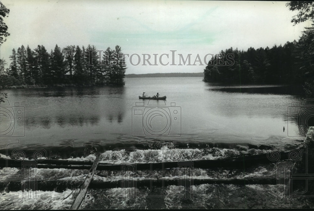 1982 Press Photo Canoeists on Round Lake in Chequamegon National Forest- Historic Images