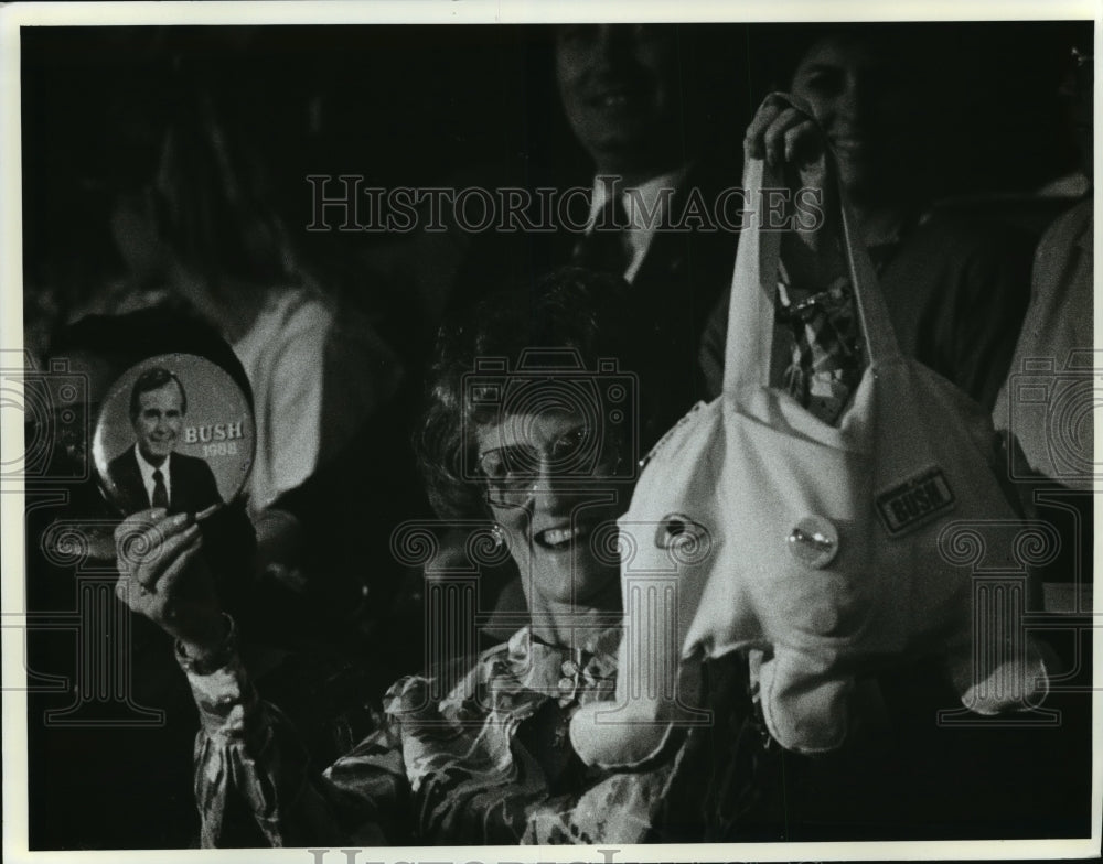 1990 Press Photo Supporters of President Bush During a Visit to Milwaukee- Historic Images