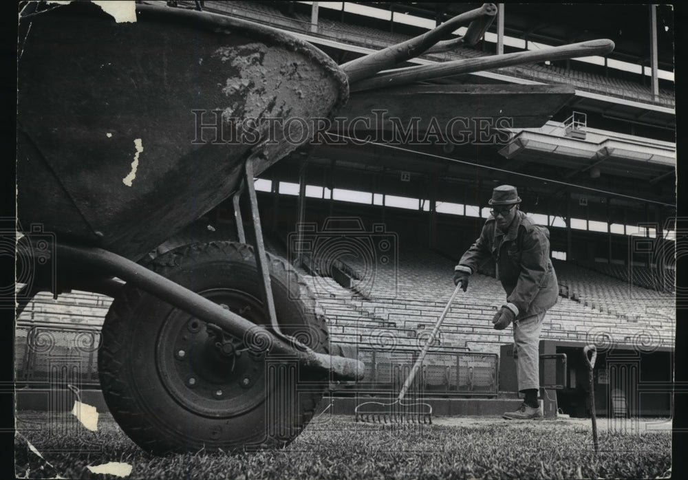 1970 Press Photo Wendell Williams, Park Commission Groundskeeper, County Stadium- Historic Images