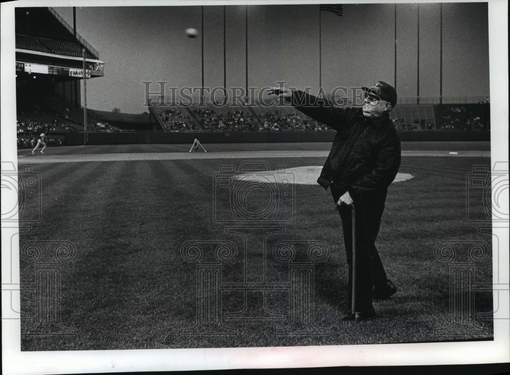 1990 Press Photo Gerald Carey Throwing First Pitch at Brewers-Oakland A&#39;s Game- Historic Images