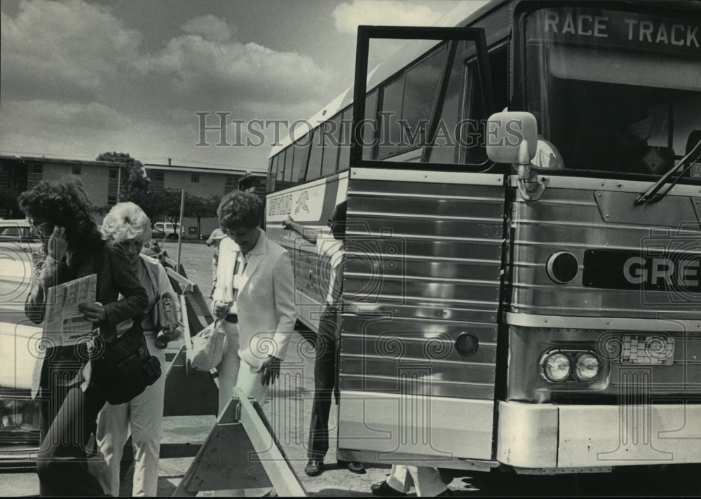 1985 Press Photo Racing fans from Milwaukee arrive at Hawthorne in Cicero, Ill.- Historic Images