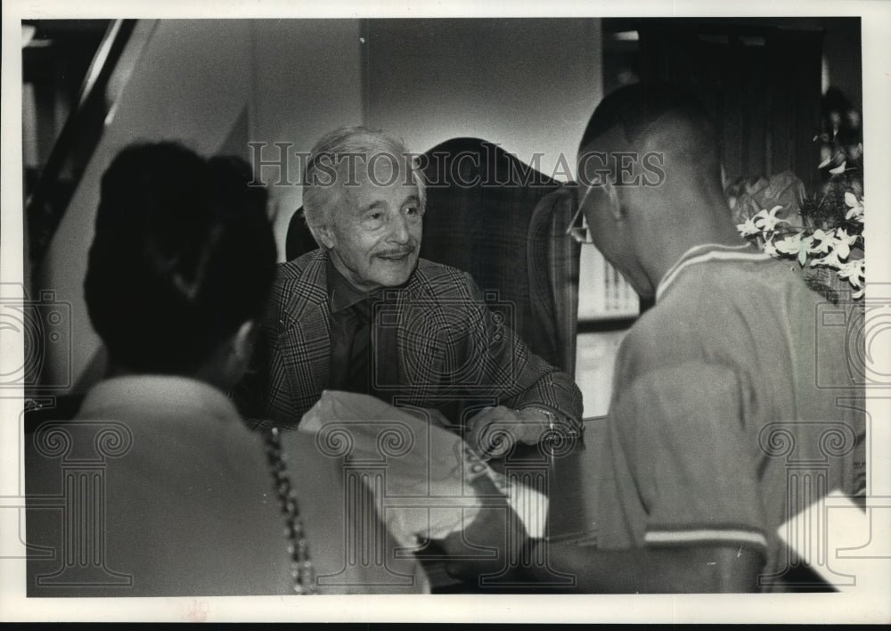 1990 Press Photo Oleg Cassini, fashion designer, signs autographs Boston store- Historic Images