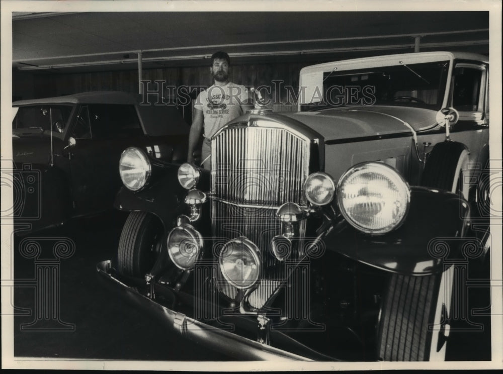 1986 Press Photo Bob Lorkowski of Cameron stood with a 1932 Pierce Arrow- Historic Images