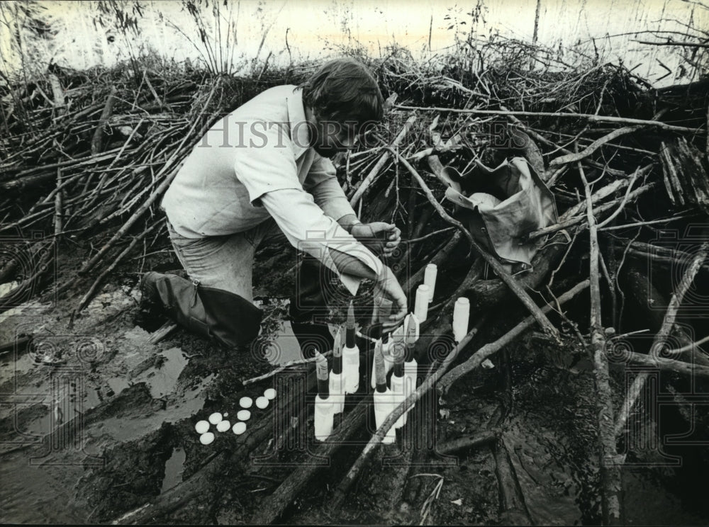 1979 Press Photo Clifford Sebero Setting Charges in Wisconsin Beaver Dam- Historic Images