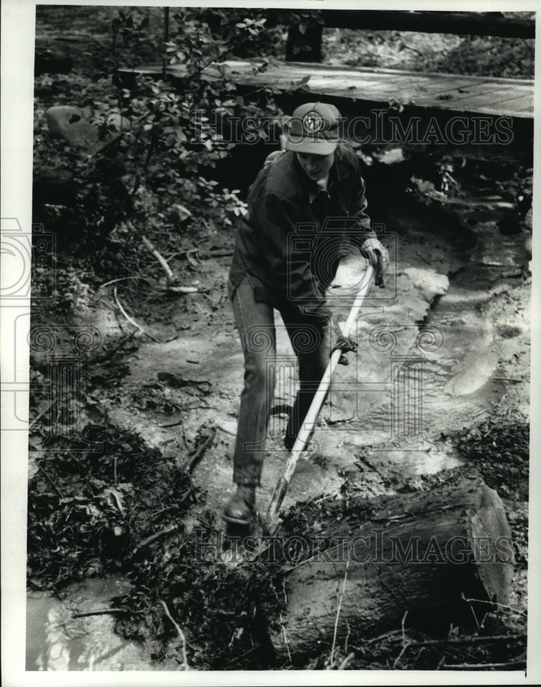 1990 Press Photo Marcia Blake, Wisconsin Conservation Corp Clears Path for Water- Historic Images