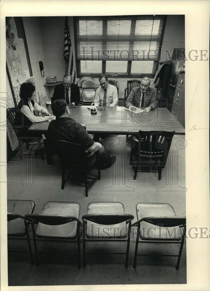 1987 Press Photo Brookfield Town Board Members In Meeting Room- Historic Images