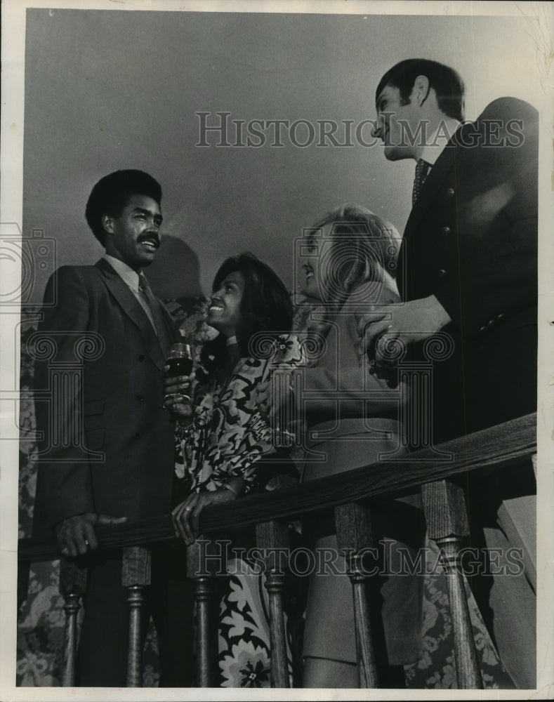 1971 Press Photo McCoy Mclemore &amp; Jon McGlocklin Milwaukee Bucks players &amp; wives- Historic Images