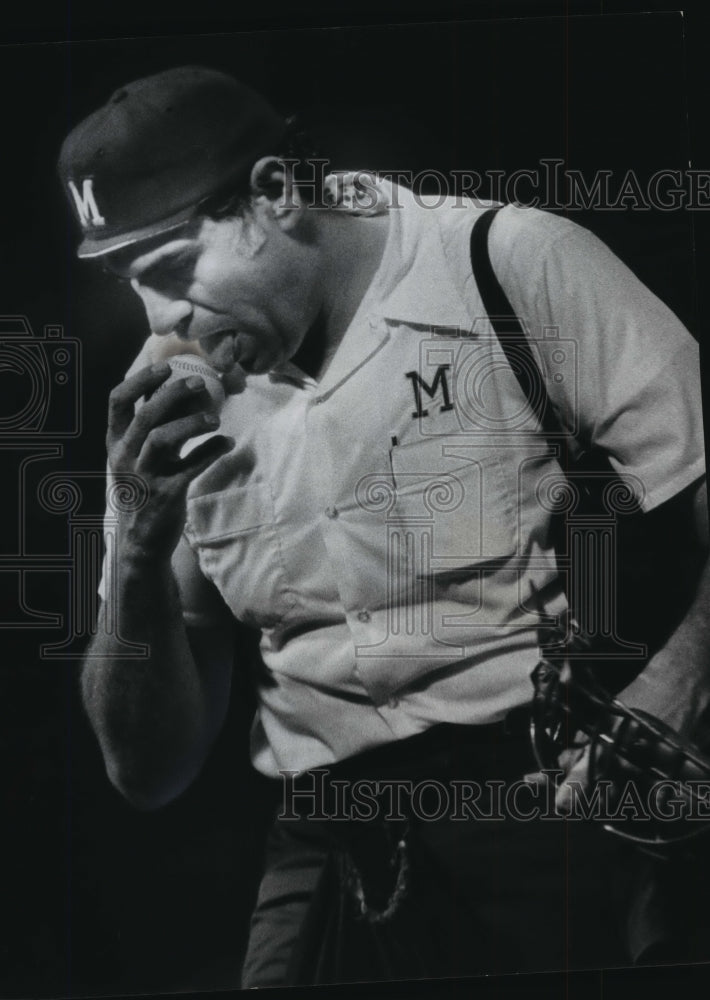 1974 Press Photo Ron Luciano Gave Baseball the Taste Test Milwaukee Brewers- Historic Images