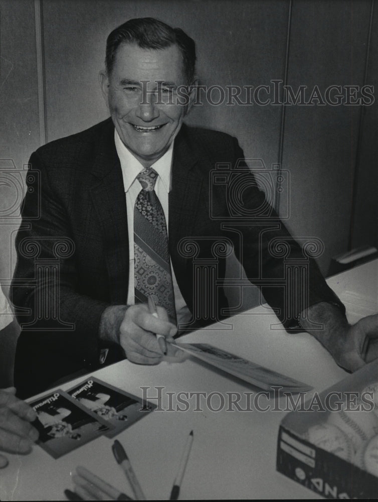 1985 Press Photo Joe Adcock at the Badger State Sports Collectors show- Historic Images