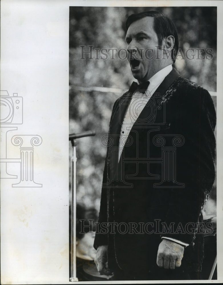 1971 Press Photo Joseph Budziszewski, Singer, in Milwaukee, Wisconsin- Historic Images