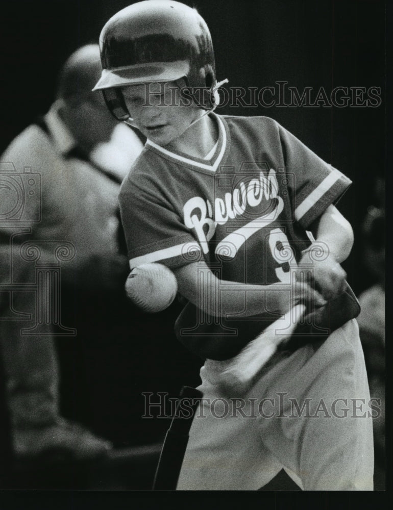 1993 Press Photo John Lacy Batting in Milwaukee Brewers Little League Game - Historic Images