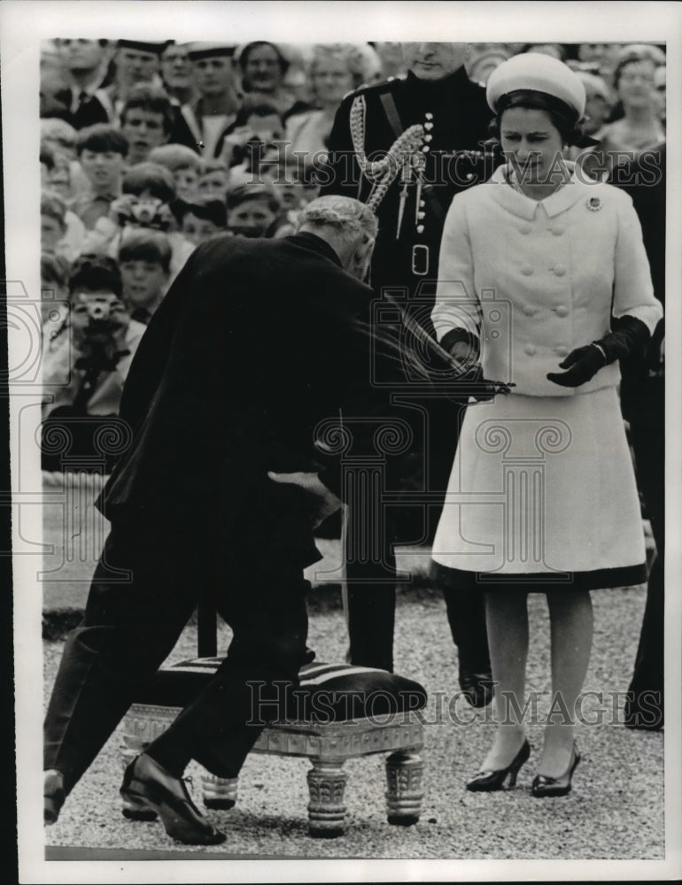 1967 Press Photo Elizabeth II Bestows Knighthood on Francis Chichester- Historic Images