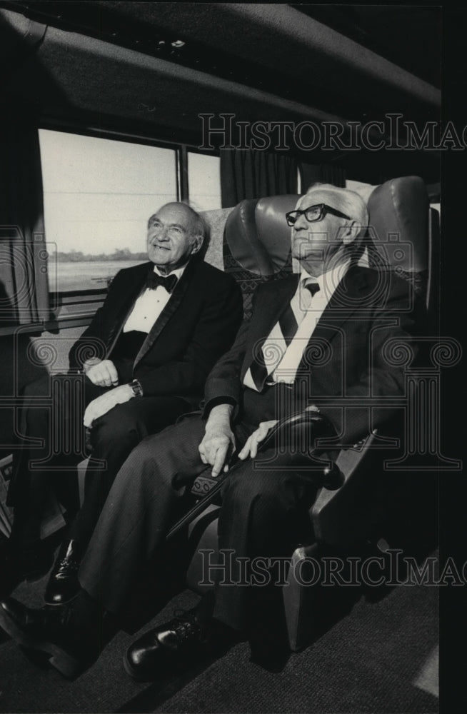 1966 Press Photo Chicago Orchestra-M. Preves &amp; I. Zverow in a Train to Milwaukee- Historic Images