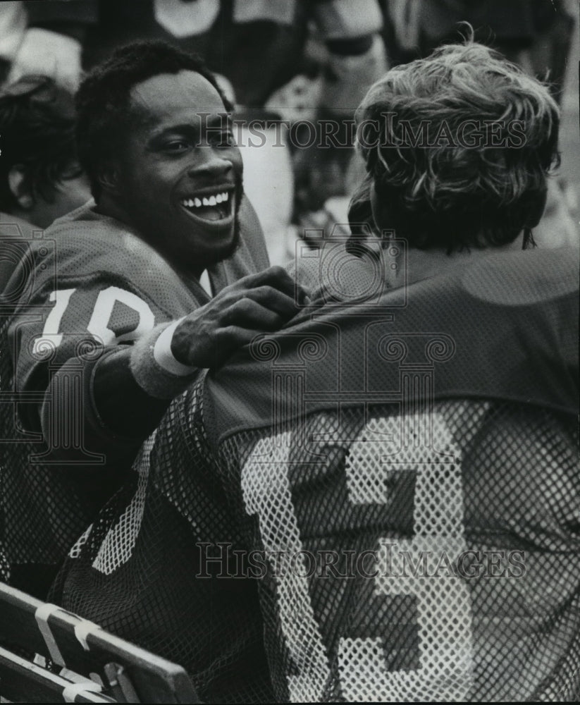 1978 Press Photo David Charles Jokes With Wisconsin Quarterback John Josten- Historic Images