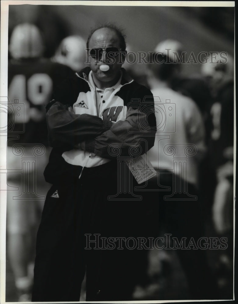 1995 Press Photo Coach Barry Alvarez on Sidelines- Historic Images