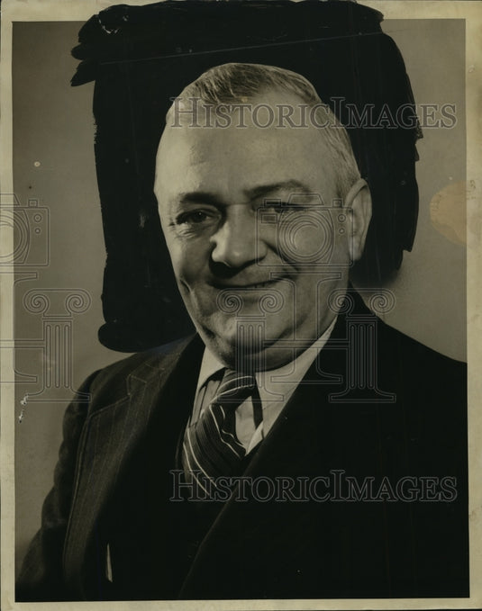 1943 Press Photo Comedian Larry Ball Proving He's An American Citizen- Historic Images