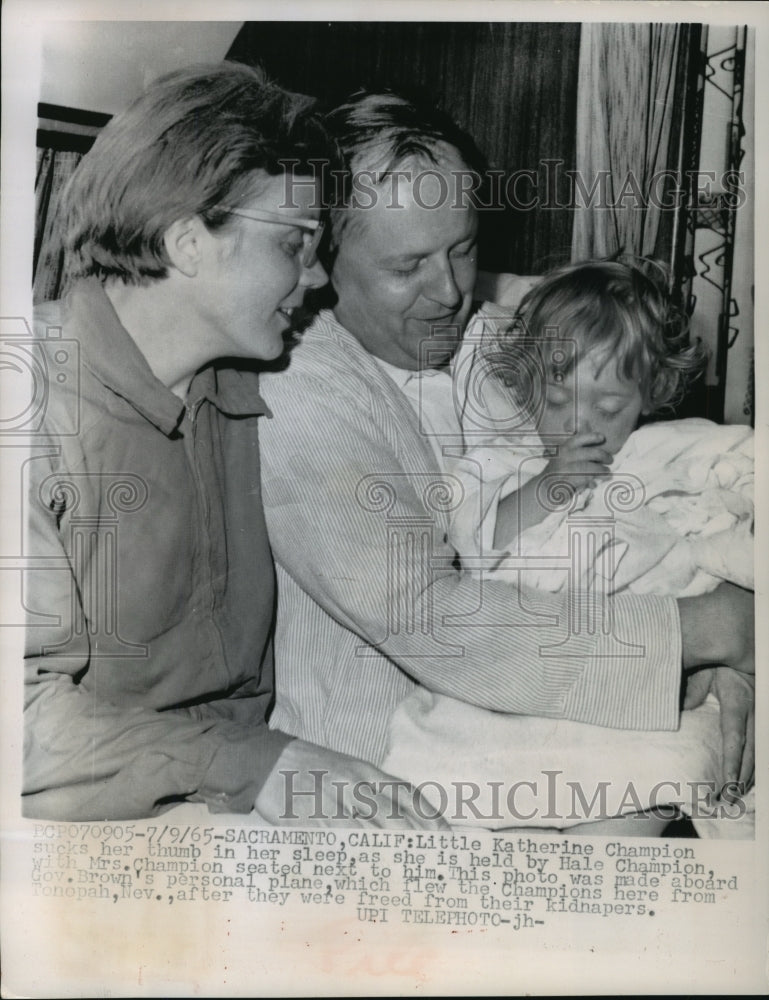 1965 Press Photo Katherine Champion Held by her Father, Hale and Mother Close By- Historic Images