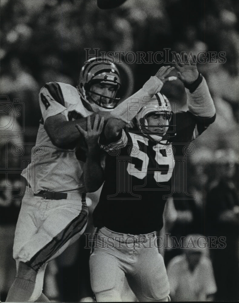 1982 Press Photo John Anderson Blocking a Pass During Football Game - mja63533- Historic Images