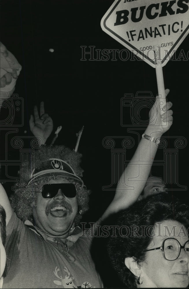 1989 Press Photo Milwaukee Bucks Fan, Eric Anderson Cheering at Bradley Center- Historic Images