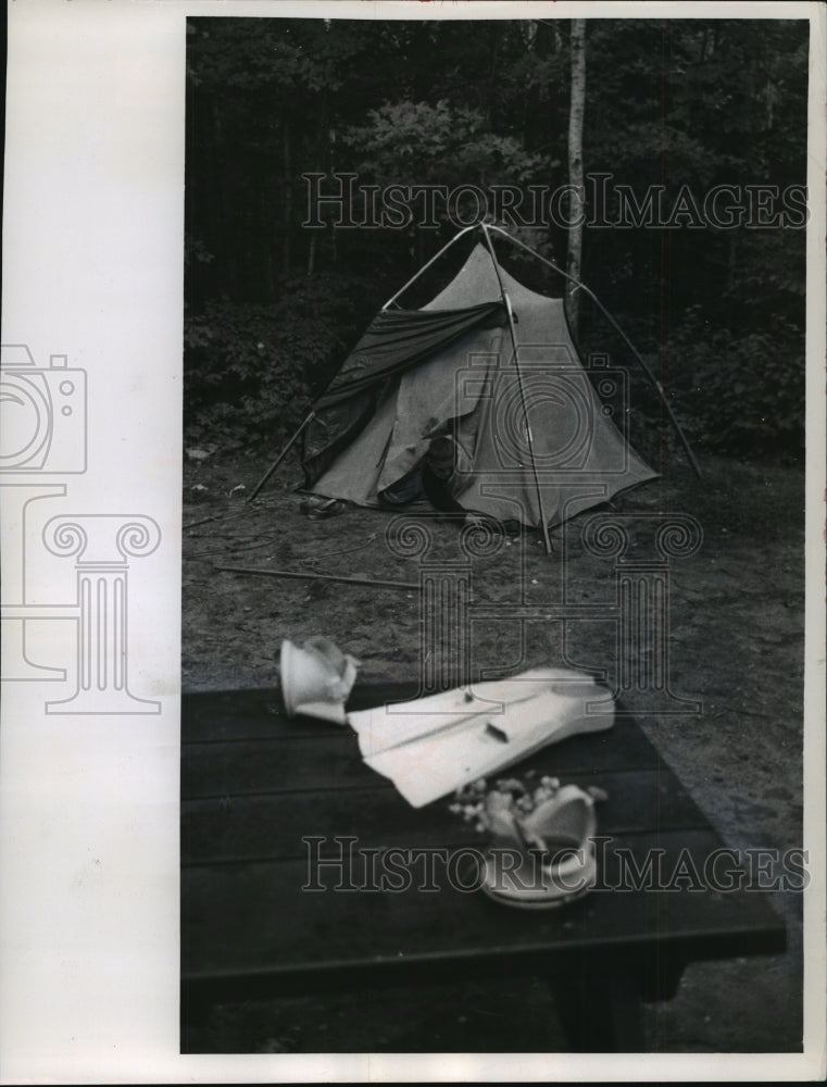 1985 Press Photo Child Reaching for Shoes Outside of Tent- Historic Images