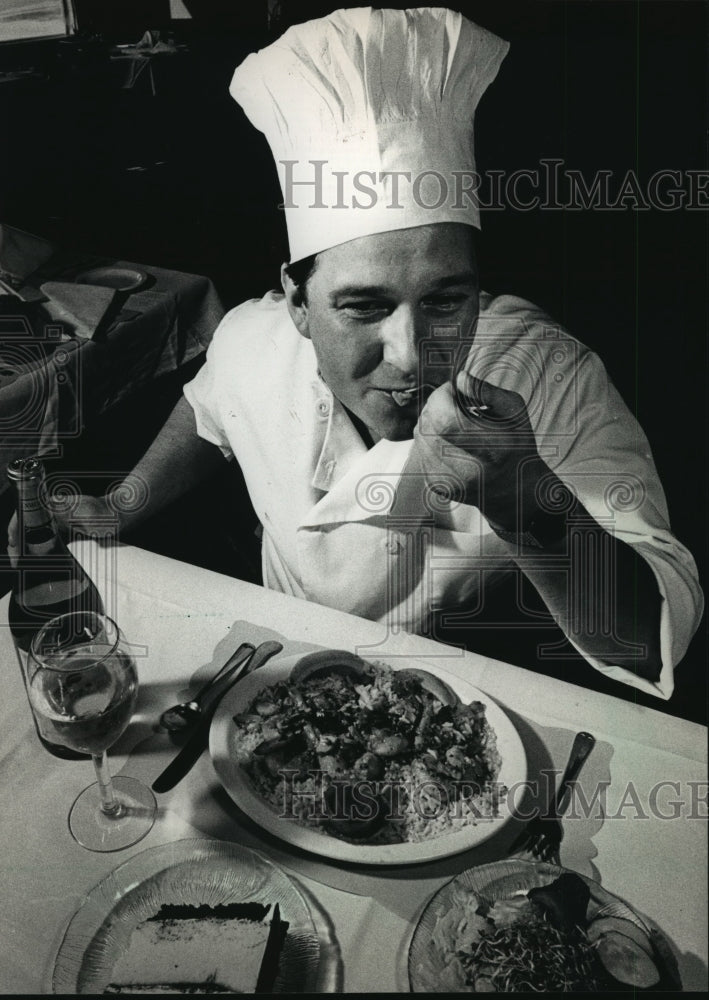 1988 Press Photo Chef Gary Mann Digging Into A Plate Of Frog Legs Provencal- Historic Images