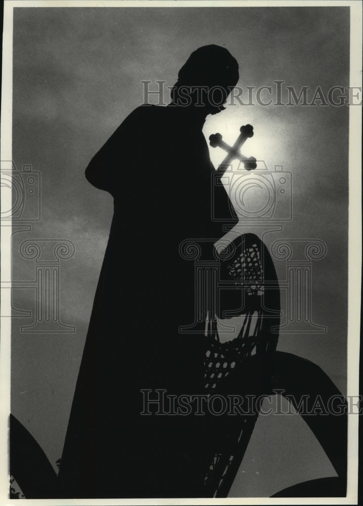 1985 Press Photo statue of Father Frederick Baraga silhouetted against the sun - Historic Images