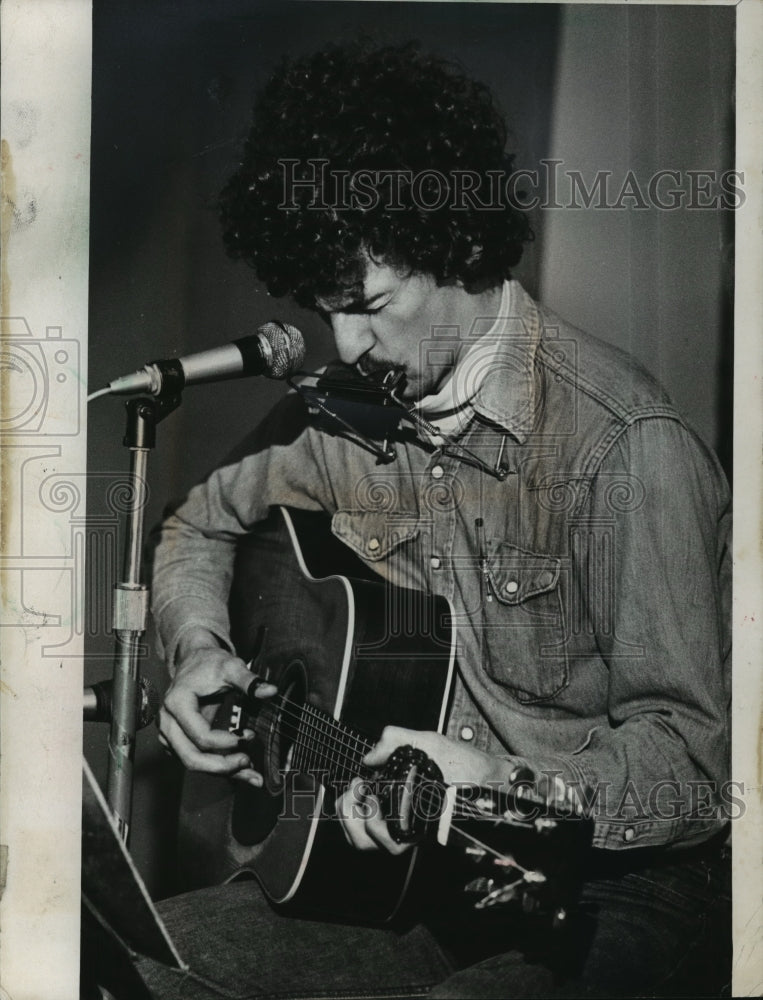 1975 Press Photo Musician/Folksinger Bill Camplin playing guitar and singing. - Historic Images