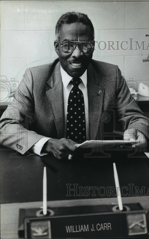 1983 Press Photo William Carr in office at the Social Services Center- Historic Images