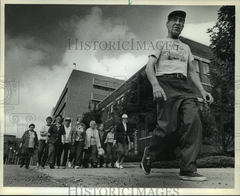 1982 Press Photo Father Leo Burns Training with Others- Historic Images