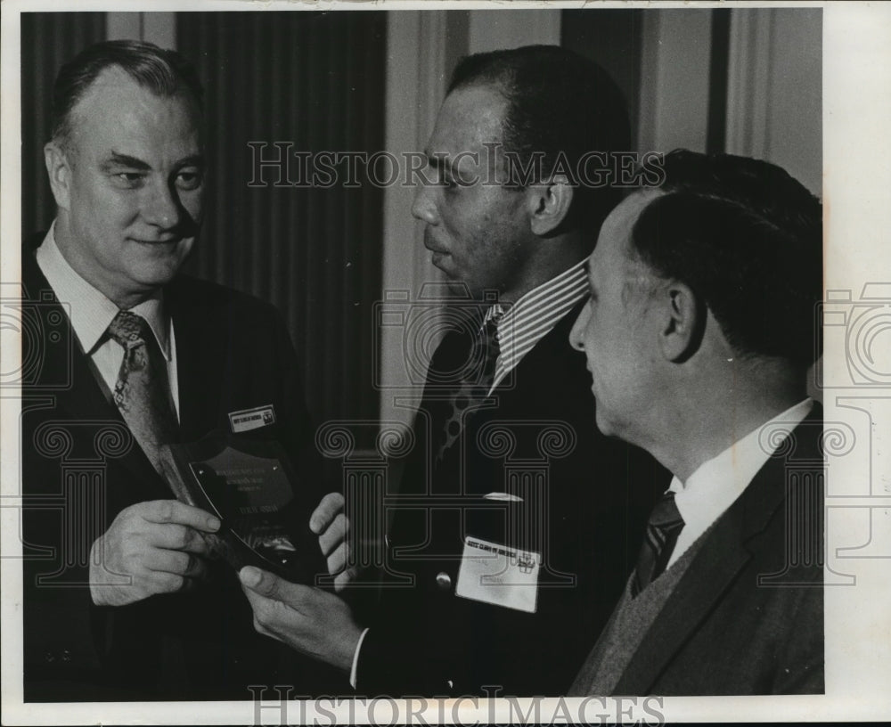 1971 Press Photo George Bowman Presenting Award to the Boys&#39; Club of America- Historic Images