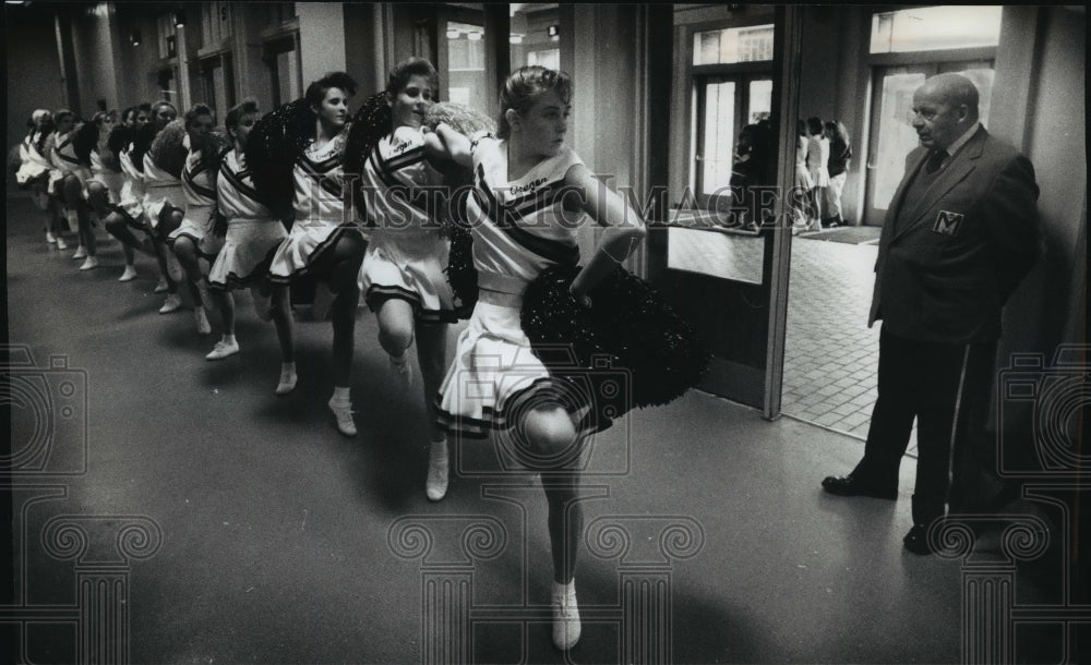 1989 Press Photo Oregon High School Pompon Squad in Milwaukee Bucks Competition- Historic Images