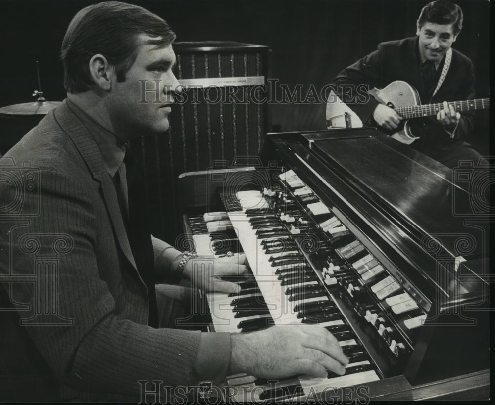 1969 Press Photo Denny McLain, Detroit Tiger pitcher recording with Al Garber- Historic Images