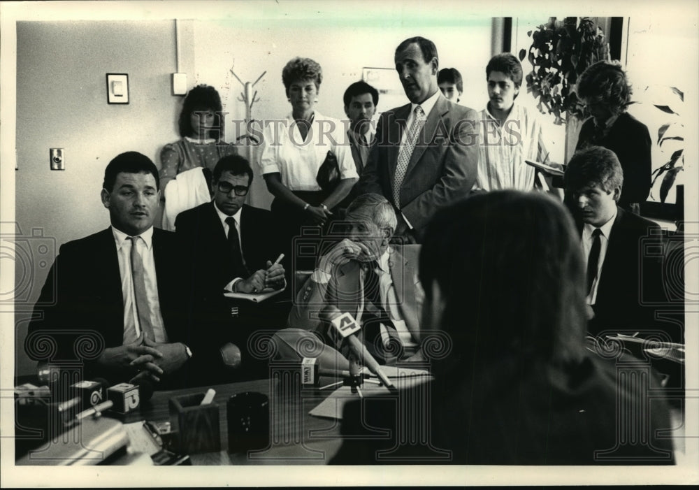 1987 Press Photo Chris Bosio, Daniel Levan Listen to John Carter explain charges- Historic Images