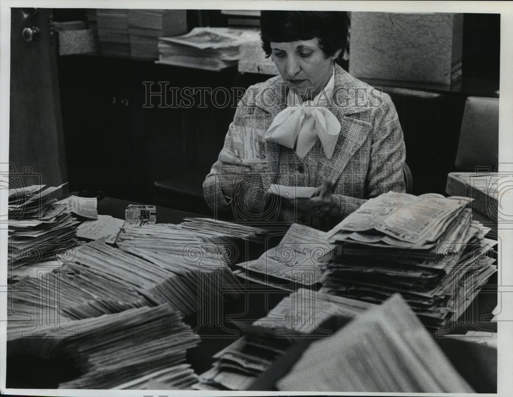 1978 Press Arlene Bontly counts ballets for Green Sheet Comics Poll- Historic Images