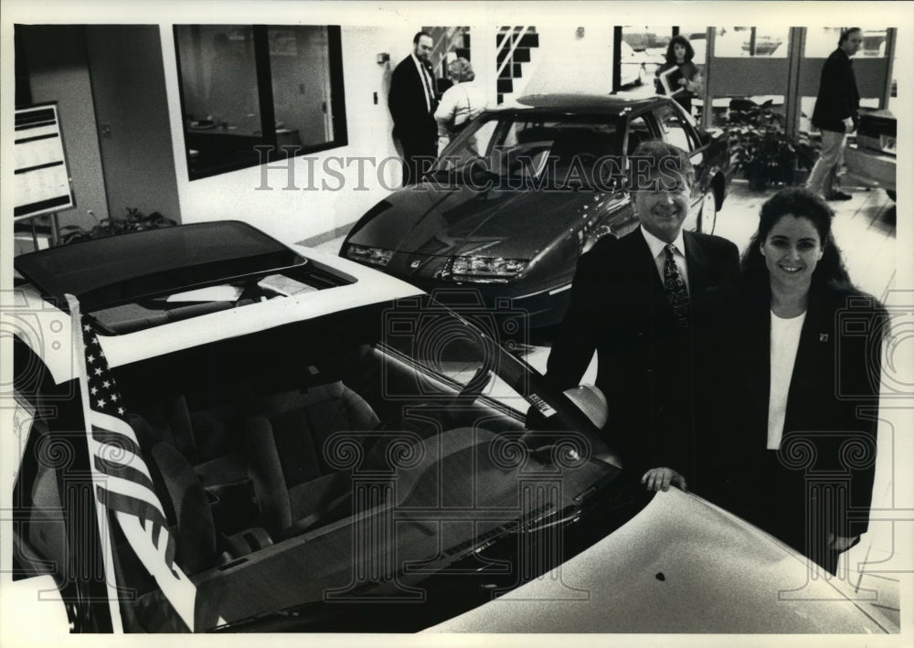 1992 Press Photo Waukesha car dealership with Gordon Boucher and daughter Julie- Historic Images